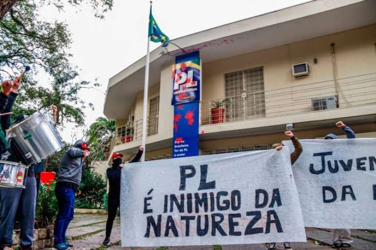 Integrantes do MST vandalizaram a sede do PL, em São Paulo