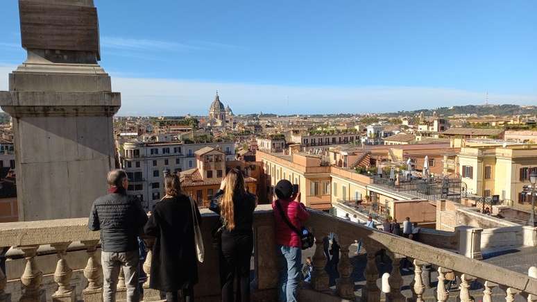 Na altura da igreja Trinità dei Monti o frenesi retorna