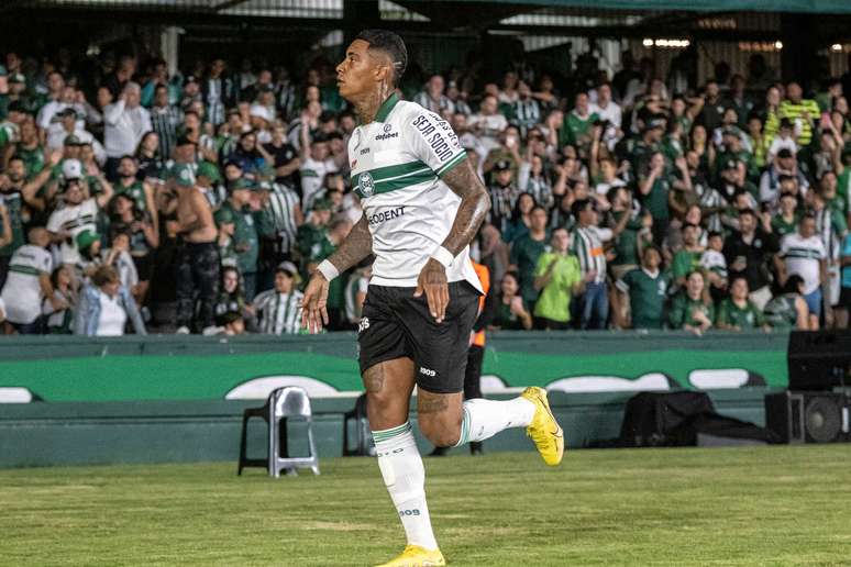 Alef Manga tem 29 gols em 79 partidas pelo Coritiba.