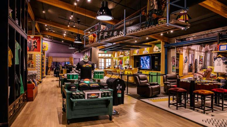 Los Angeles: visita à Warner inclui passagem pelos estúdios de gravação de Friends, com fotos no Central Perk e souvenires temáticos