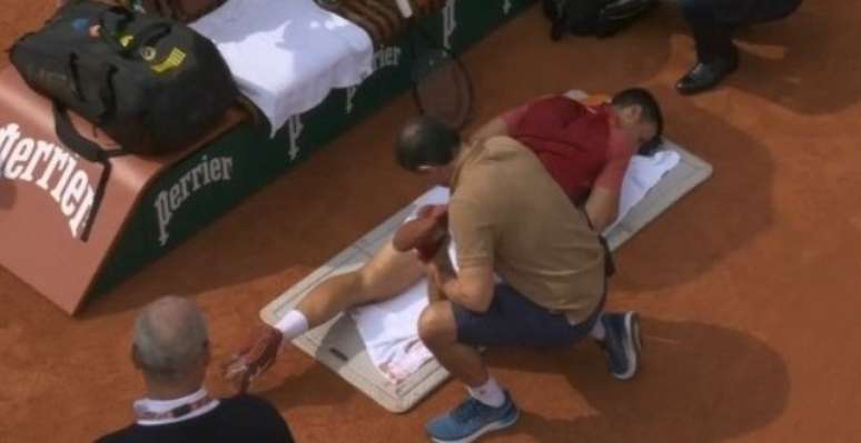 Djokovic sendo atendido em Roland Garros /