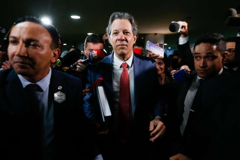 Em imagem do dia 24 de abril, o ministro da Fazenda, Fernando Haddad no dia em que entregou o projeto de regulamentação da reforma tributária ao presidente da Câmara, Arthur Lira