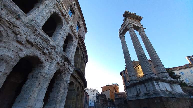 Coliseu? Na verdade é o Teatro di Marcello em frente ao que restou do Templo de Apolo Sosianus, a um pulo do Gueto Judaico