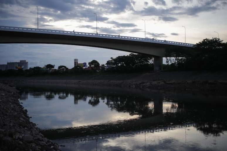 Rio Tietê, na altura da Ponte dos Nordestinos, perto de Guarulhos; pacote ambiental inclui ações de desassoreamento