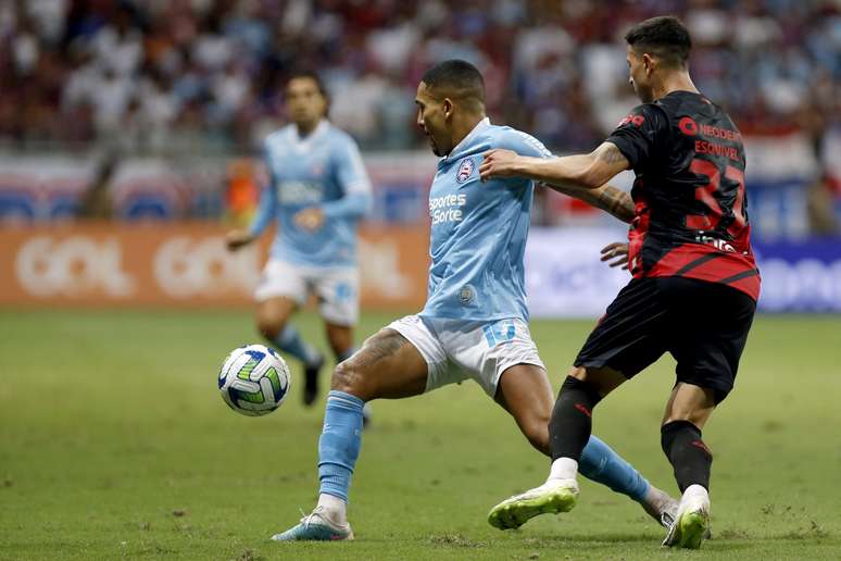 Esquivel e Gilberto em disputa de bola 