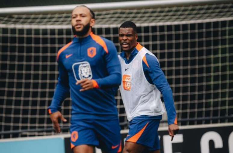 Divulgação / @OnsOranje - Legenda: Jogadores da Holanda durante treinamento da seleção -