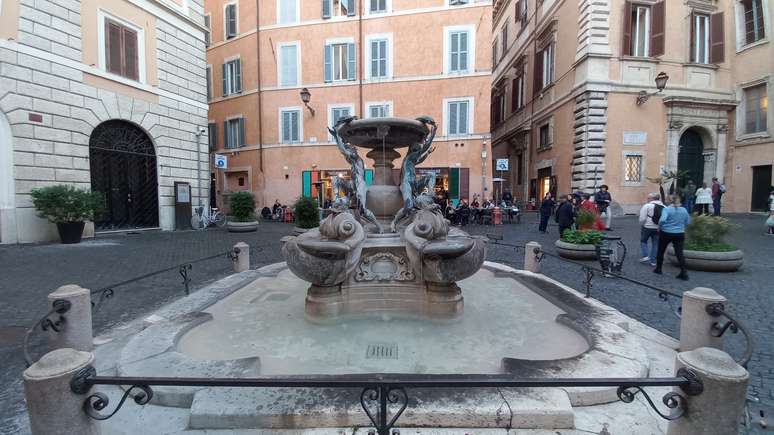 A lindinha Fontana delle Tartarughe e o Tartarughe Bar e Bottega ao fundo