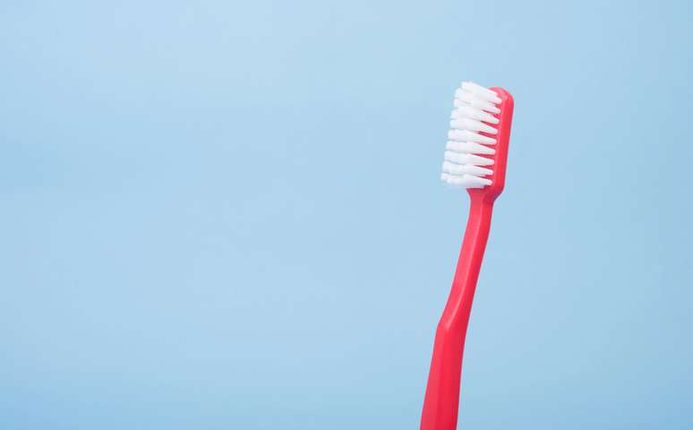 Escova de dente: cobrir com tampa ou usar capinha é certo ou errado?