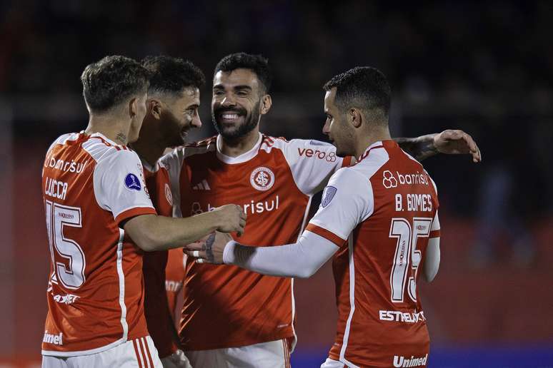 Lucas Alario, do Internacional, comemora o seu gol durante a partida entre Tomayapo, da Bolívia, e Internacional válida pela 4ª rodada do Grupo C da Copa Sul-Americana 2024, no Estádio IV Centenario, em Tarija, na Bolívia, na noite desta terça-feira, 4 de junho de 2024. 