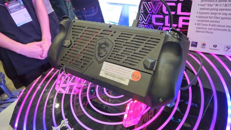 The heat dissipation system works well in the rear region, without burning users' hands (Image: Felipe Vidal/Canaltech) The heat dissipation system works well in the rear region, without burning users' hands (Image: Felipe Vidal/Canaltech)