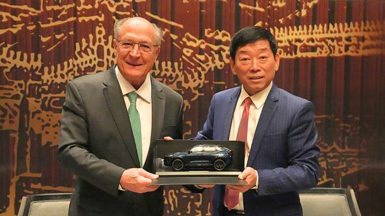 Vice-presidente do Brasil, Geraldo Alckmin (esquerda) e o fundador e chairman da GWM, Jack Wey (direita)