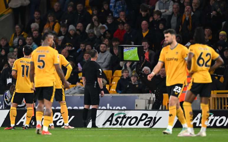Var Check Wolves Clubes da Premier League votam à favor de manter o VAR na competição