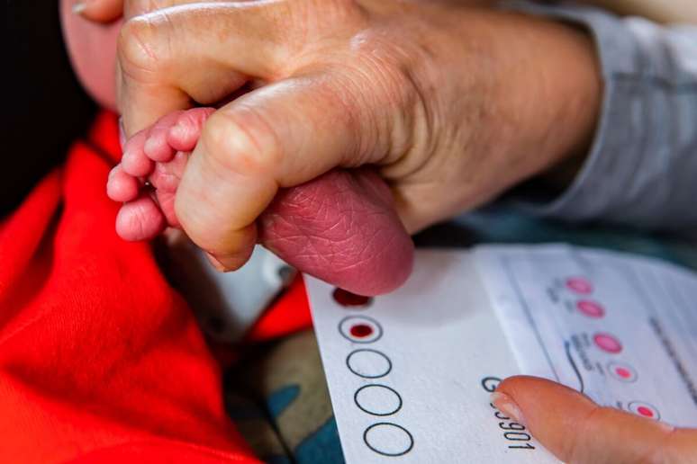 O teste do pezinho é feito pela coleta de sangue do calcanhar do recém-nascido 
