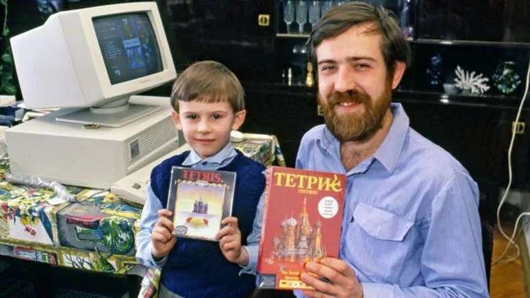 Alexey Pajitnov — fotografado aqui ao lado do filho em 1989 — só passou a ganhar dinheiro com o Tetris alguns anos após sua invenção