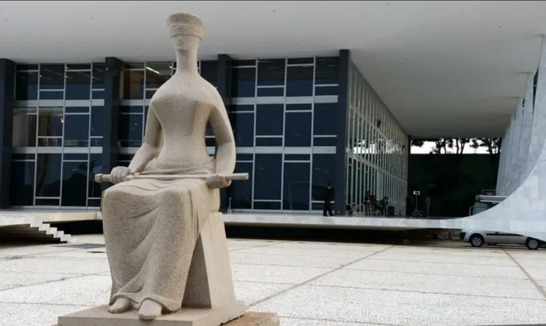 Estátua representando a Justiça em frente ao STF; julgamento sobre o uso de banheiros por pessoas trans tem repercussão geral