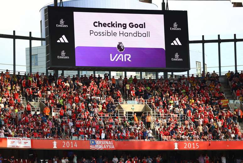 VAR vai continuar sendo usado na Premier League 