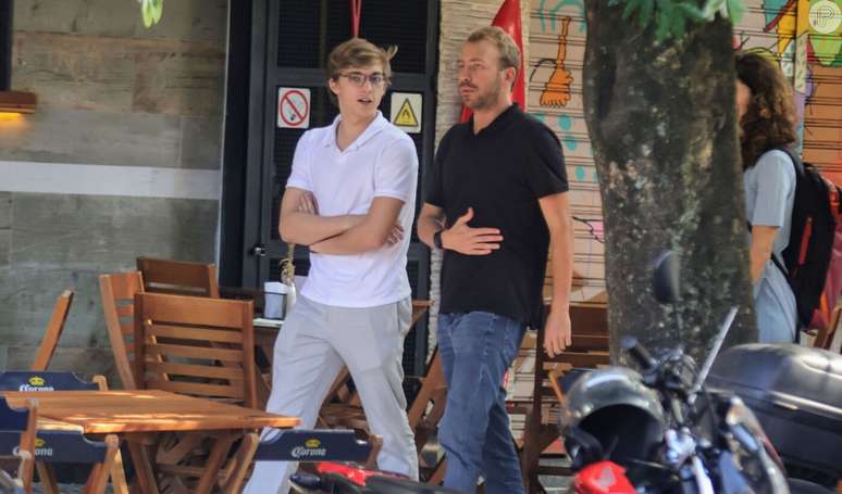 Joaquim, filho mais velho de Angélica e Luciano Huck, foi clicado saindo com amigos na Zona Sul do Rio de Janeiro.