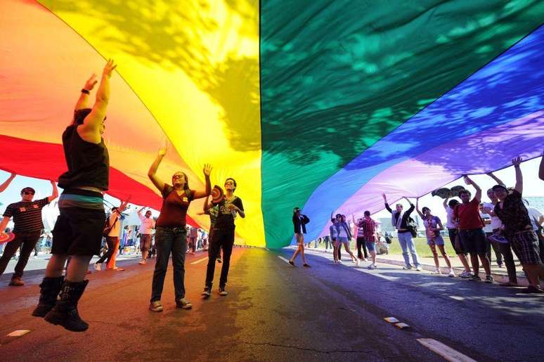 Pessoas participam da 2ª Parada Gay Contra a Homofobia em Brasília, em 2011, poucos dias depois de o STF reconhecer a união civil entre pessoas do mesmo sexo