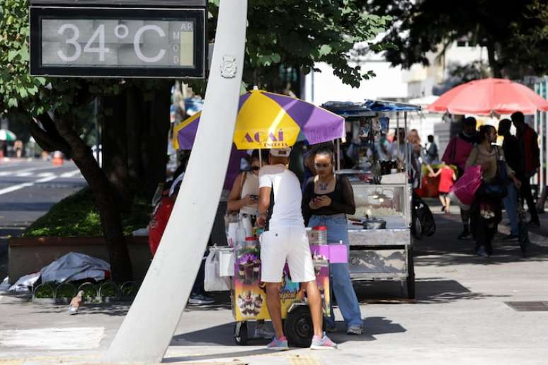 Onda de calor em pleno Outono elevou term&ocirc;metros para acima dos 30&ordm;C na Avenida Paulista
