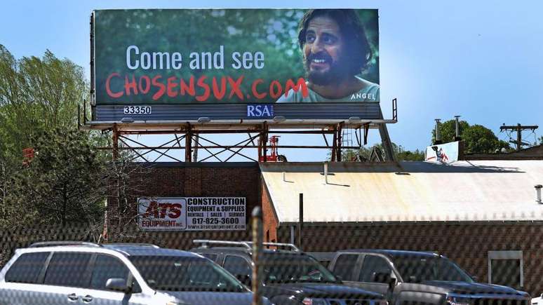 A s&eacute;rie The Chosen tem campanha publicit&aacute;rias voltadas para jovens, como essa que diz "The Chosen &eacute; p&eacute;ssimo", mas atrai o p&uacute;blico para um site da s&eacute;rie