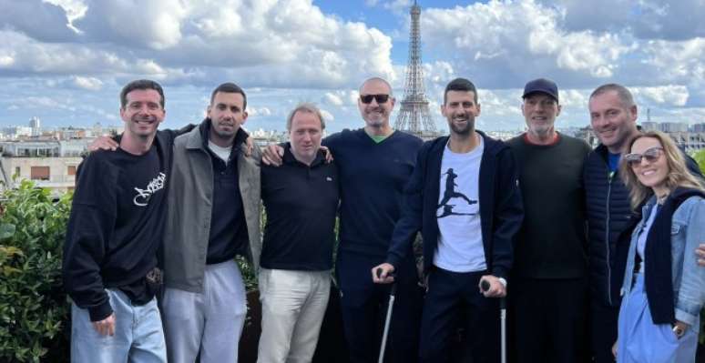 Djokovic de muletas com sua equipe em Paris /