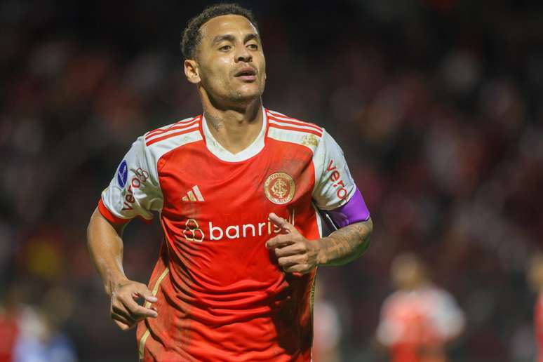 Alan Patrick em a&ccedil;&atilde;o com o uniforme embarrado/