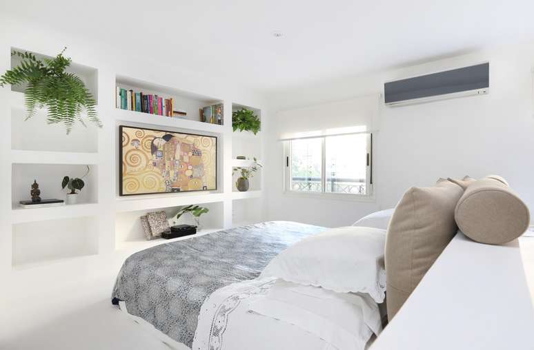 Masonry furniture highlights design pieces in a 150 m2 apartment