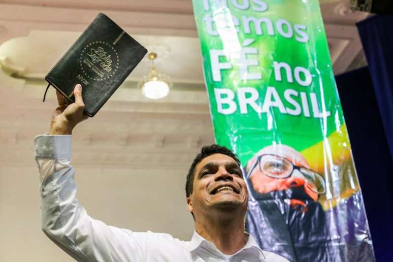 Cabo Daciolo, candidato &agrave; Presid&ecirc;ncia da Rep&uacute;blica, em 2018, em com&iacute;cio de coleta de assinaturas pela refunda&ccedil;&atilde;o do PRONA