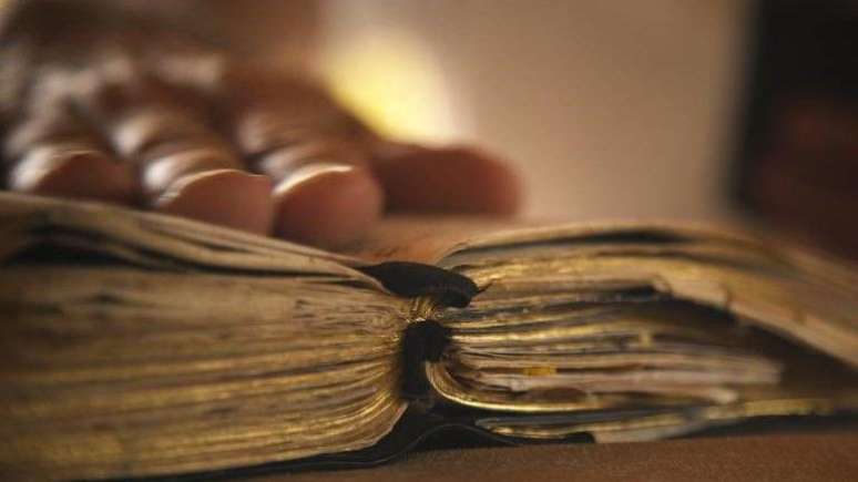 M&atilde;o sobre B&iacute;blia