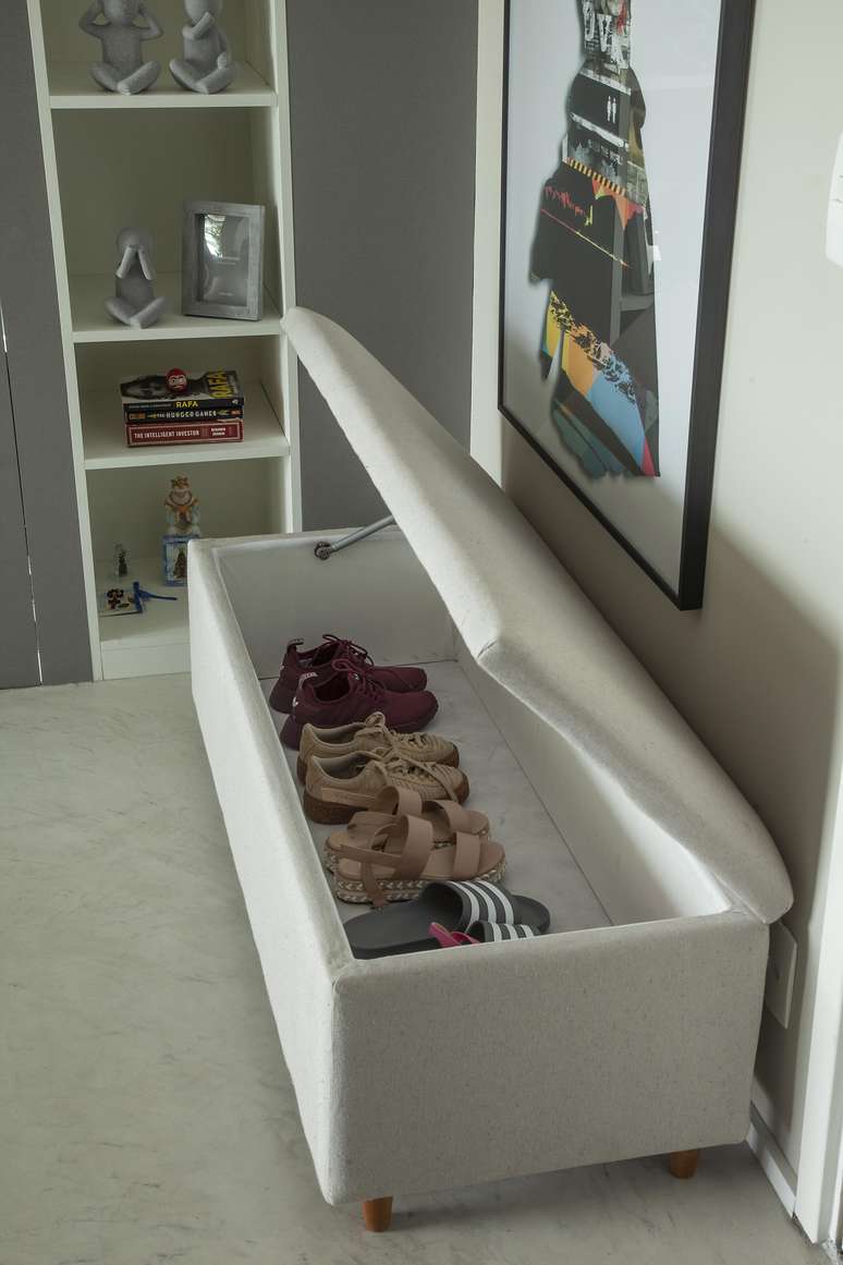 Shoe racks gain space with intelligent carpentry solutions