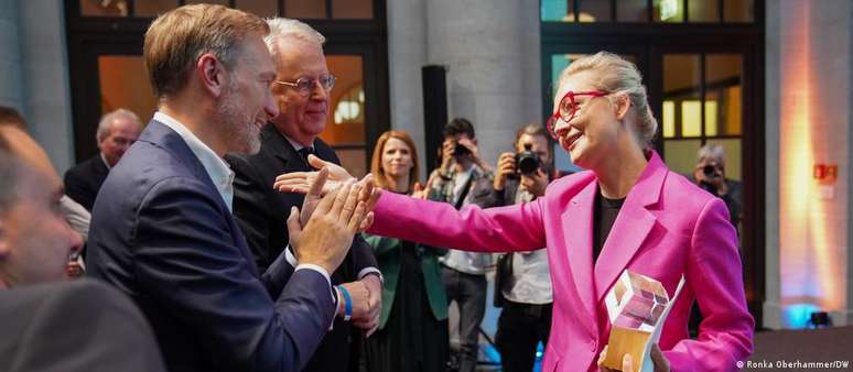 Yulia Navalnaya cumprimentada pelo diretor da DW, Peter Limbourg, e o ministro alem&atilde;o das Finan&ccedil;as, Christian Lindner (esq.)