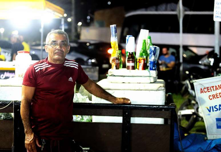 Seu Luís trabalha há 20 anos como ambulante de arraiais