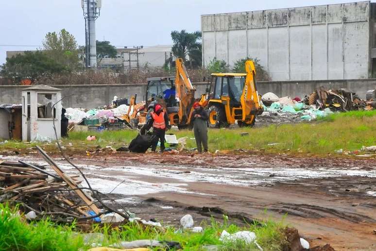 Terreno do sambódromo nunca tinha sido local de descarte de lixo. Vizinhos se incomodaram