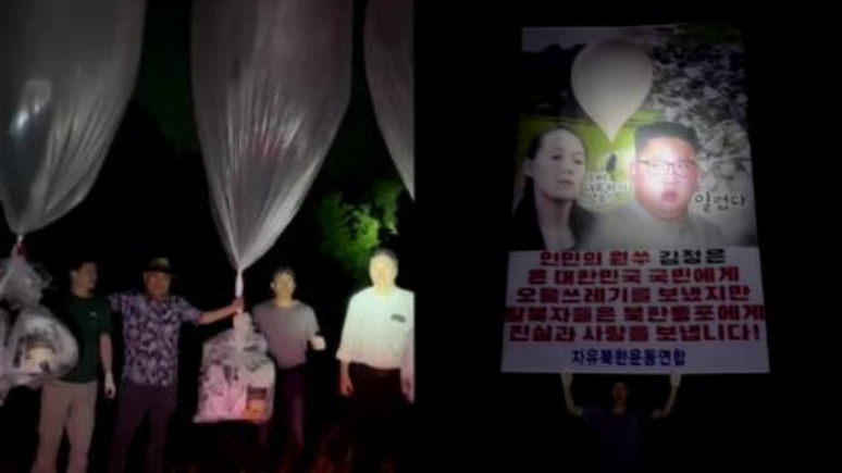Sul-coreanos enviam balões com vídeos de k-pop, dinheiro e panfletos para a Coreia do Norte