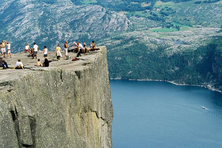 Preikenstolen (Pulpit Rock), penhasco de granito com vista para o Lysefjord, Forsand, condado de Rogaland, Noruega