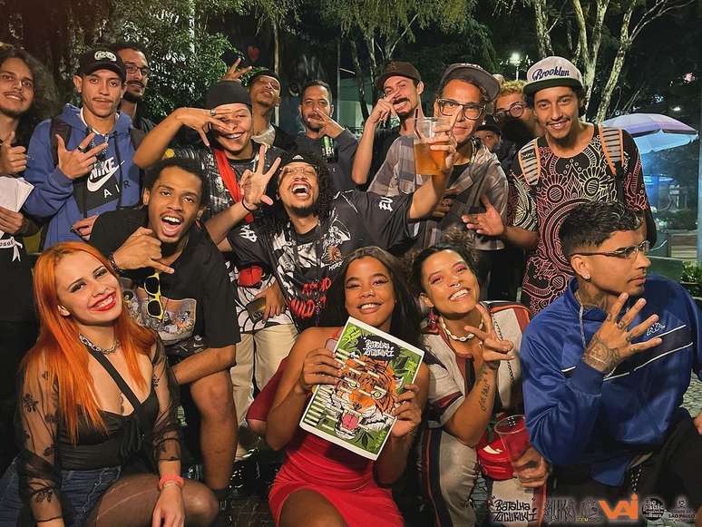 Kisha, ao centro, na noite em que venceu a Batalha Tucuruvi. Em cima do palco, enfrenta mulheres e homens sem medo