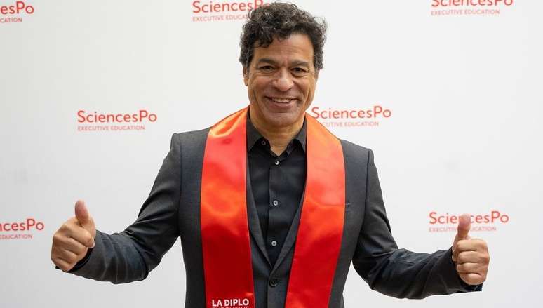 Ex-jogador terminou Mestrado na Fran&ccedil;a