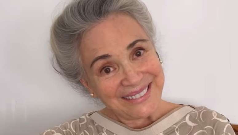 Regina Duarte takes action when she receives photos from fans to pay the director for the cause