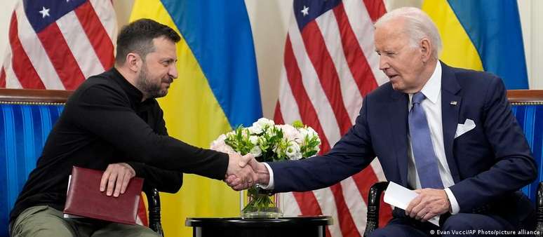 Biden e Zelenski durante encontro em Paris