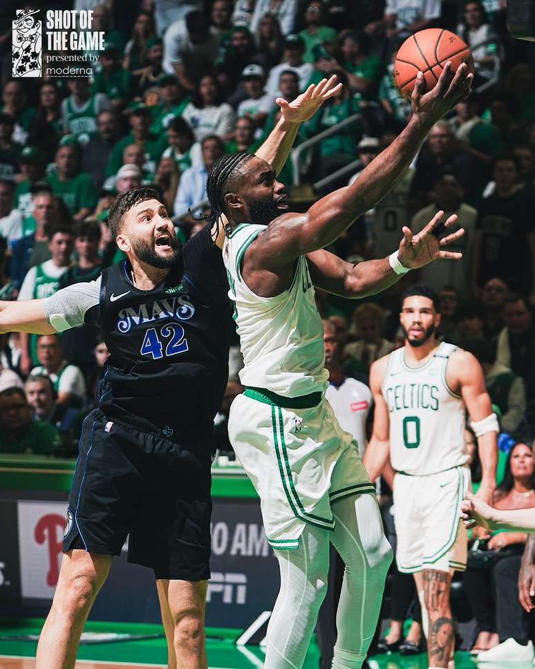 Jaylen Brown anotou 22 pontos na vitória dos Celtics sobre os Mavs 