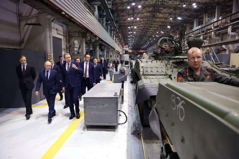 Putin visitando fábrica de tanques nos Montes Urais