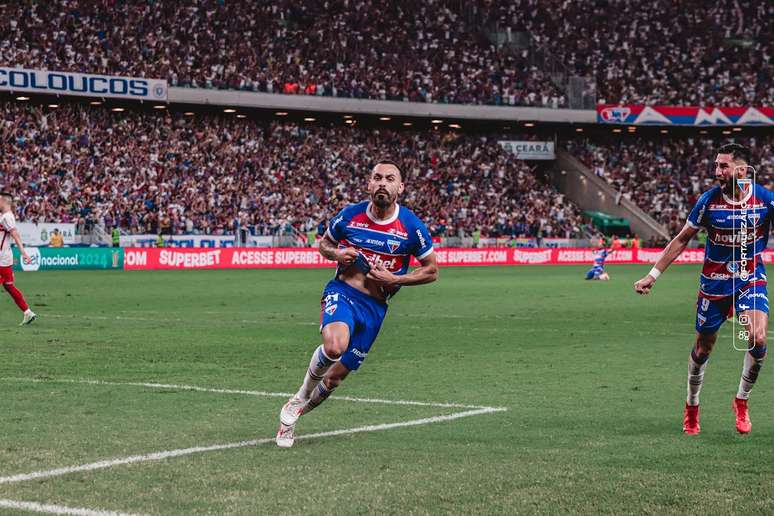 Moisés comemora o seu gol na partida. 