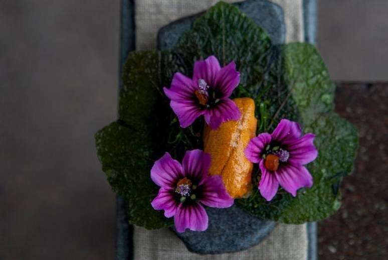 Este prato do Borogó tem flores comestíveis