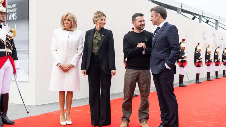 O presidente da França, Emmanuel Macron (à dir.) recebe o presidente da Ucrânia, Volodymyr Zelensky