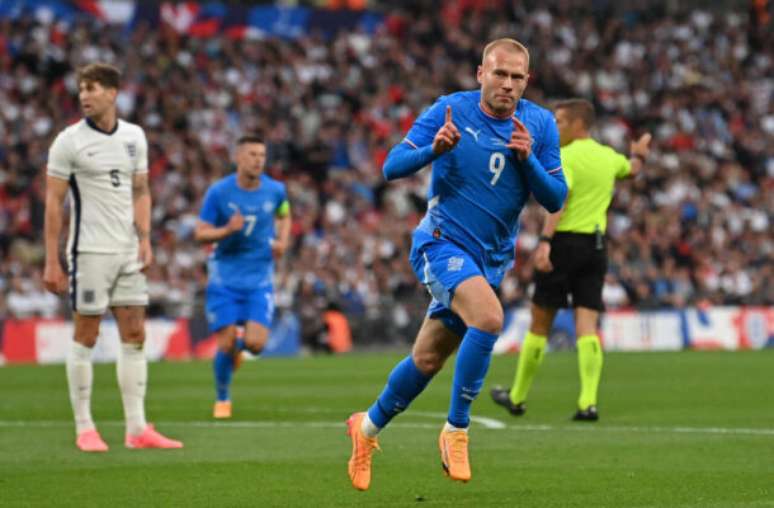 Glyn Kirk/AFP via Getty Images - Legenda: Thorsteinsson fez um gol e poderia ter feito outro em cima da Inglaterra