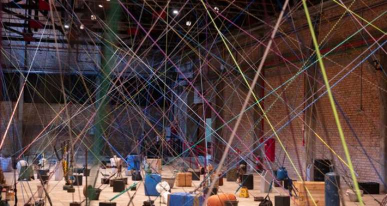 Quase Circo, mostra com obras de Carmela Gross, est&aacute; em cartaz no Sesc Pompeia.