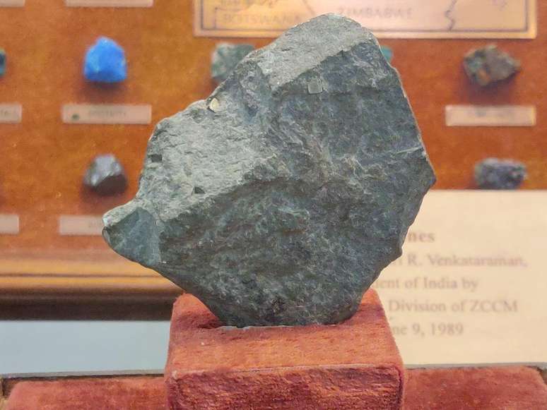 As rochas da face vis&iacute;vel da Lua, como esta, extra&iacute;da pelos astronautas da Apollo 11, t&ecirc;m uma composi&ccedil;&atilde;o diferente das do lado oculto