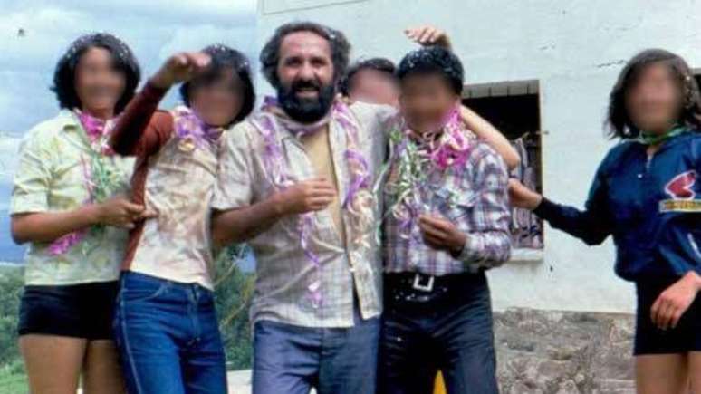 O padre espanhol Alfonso Pedrajas (1943-2009), durante uma celebração com estudantes no Colégio Juan 23 de Cochabamba, na Bolívia.