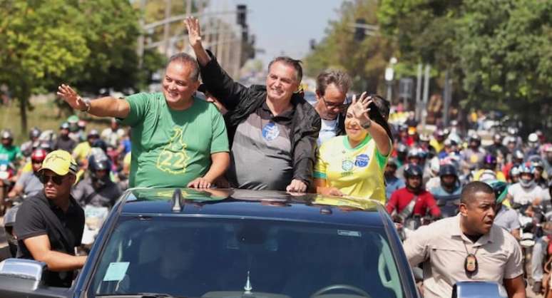 Bolsonaro em carreata em Palmas (TO) junto ao senador e presidente do PL no Estado, Eduardo Gomes e a deputada e pré-candidata à prefeitura de Palmas, Janad Valcari