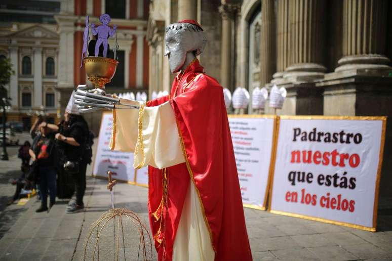 Protestos contra a Igreja Católica sobre as denúncias de pedofilia se estenderam até a capital La Paz e outras cidades bolivianas